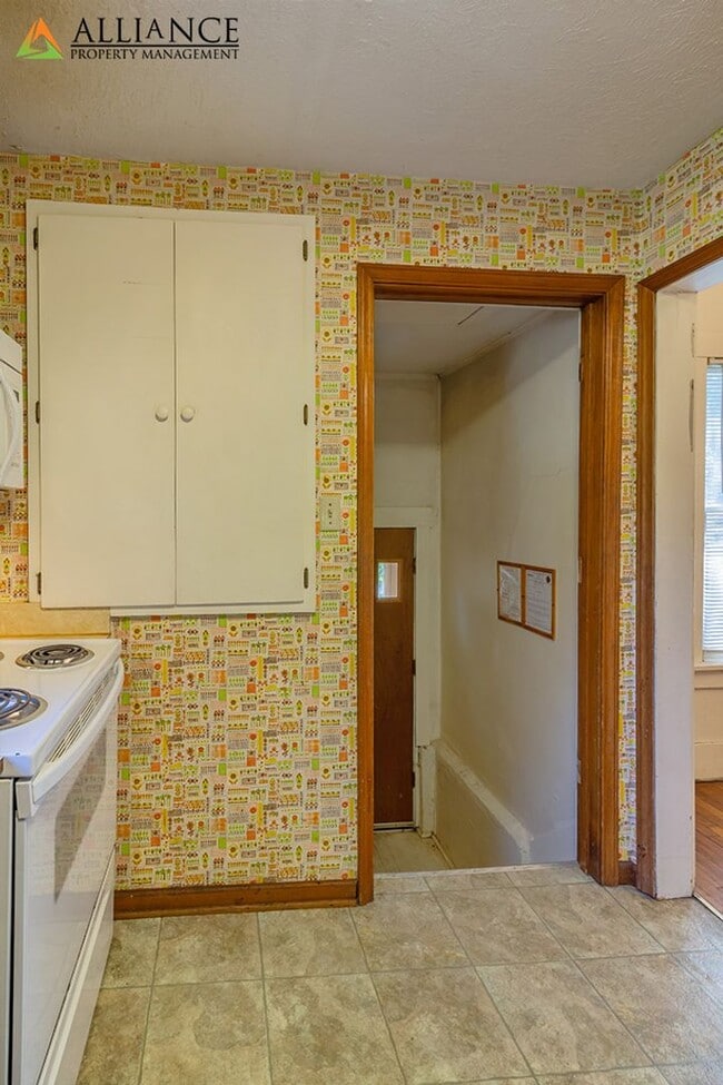 Building Photo - Perfect Location!