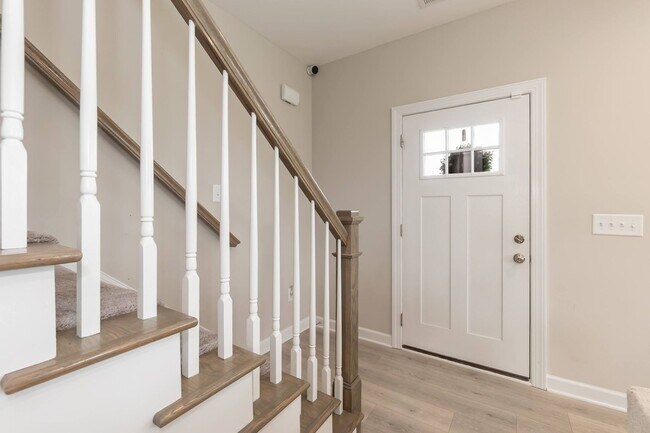 Building Photo - Three Bedroom Home!
