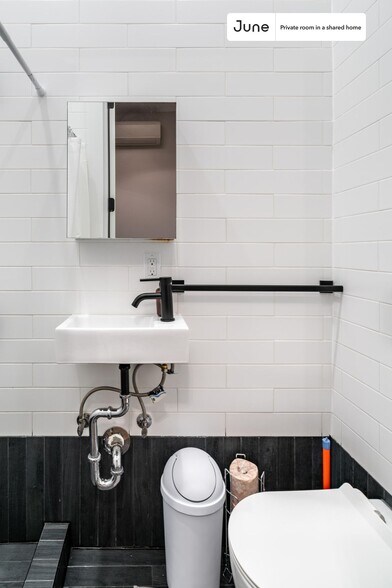 Building Photo - Room in Shared 6 bed/6.5 bath home