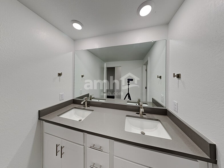 Building Photo - 15072 W 82nd Pl