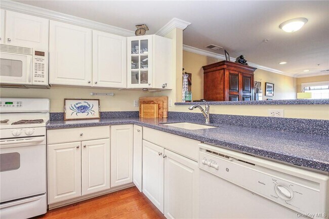 Building Photo - 213 Waterside Close