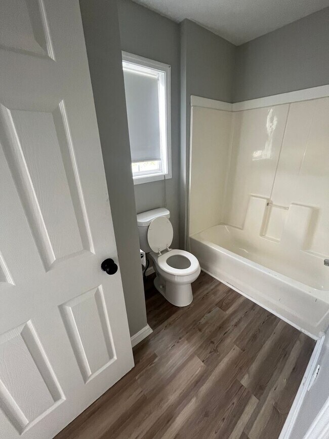 Building Photo - Beautifully renovated 3 bedroom house!