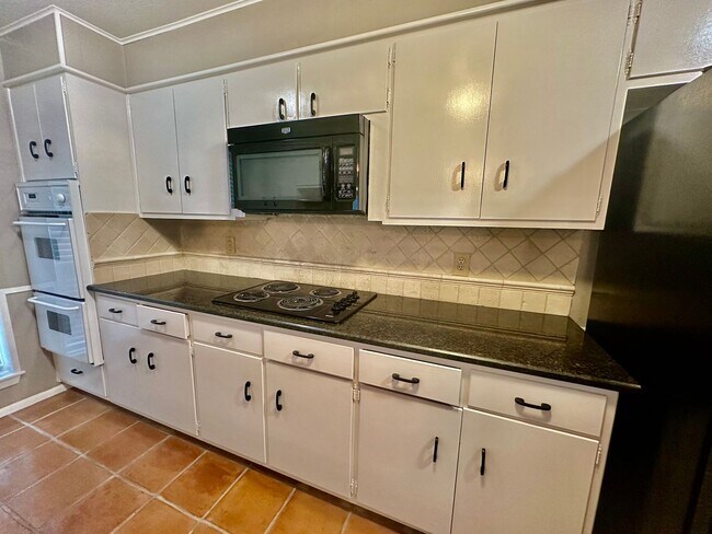 Building Photo - July Move-In Special - Fabulous 4/2 single...