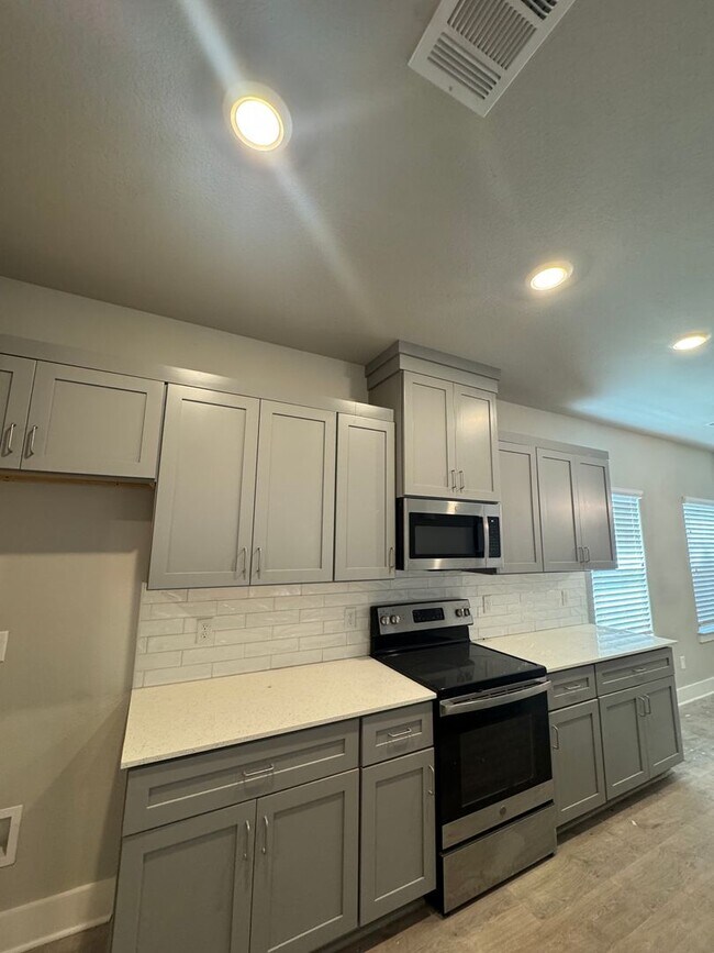 Building Photo - COMING SOON!!! Apply Today - 3/2/2