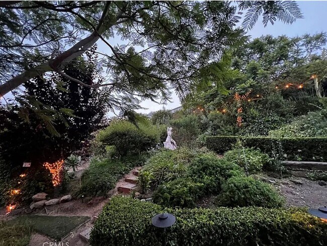 Building Photo - Azari PM-Juccuzi- half acre luxurious landscape-fully chic furniture -  massive lot , 18 fruit tr...