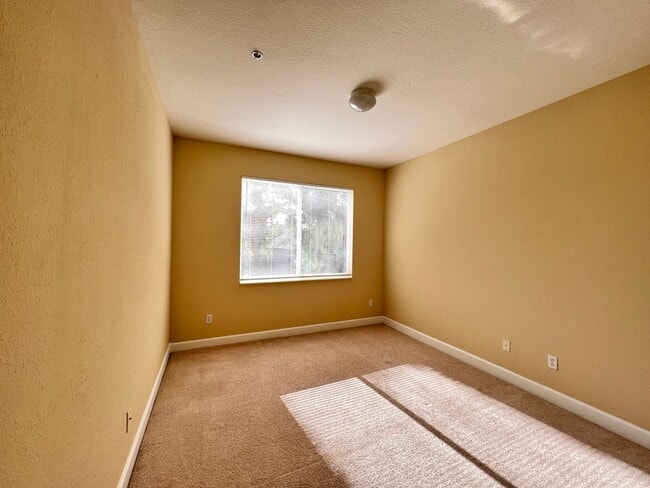 Building Photo - Great townhouse -  available now!