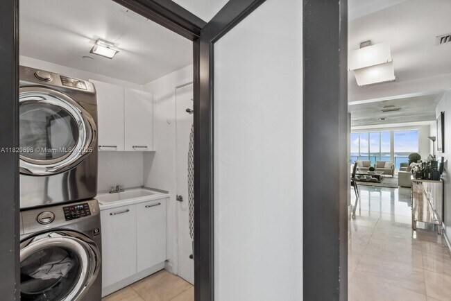 Building Photo - 1331 Brickell Bay Dr