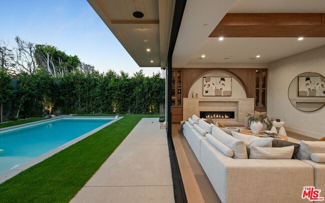 Building Photo - 565 Toyopa Dr