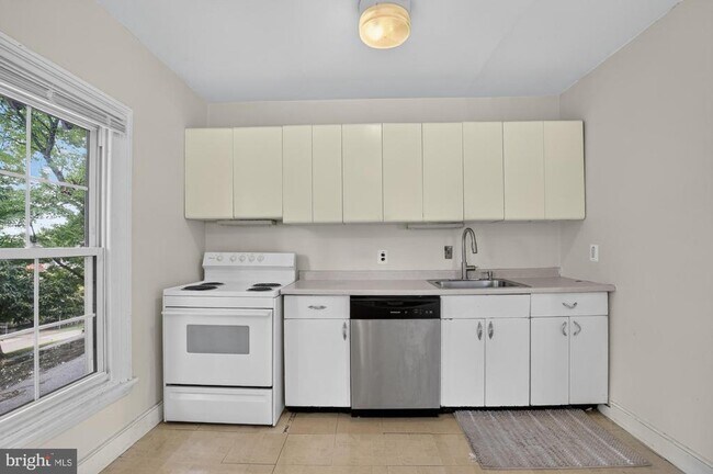 Building Photo - 350 Green Ln
