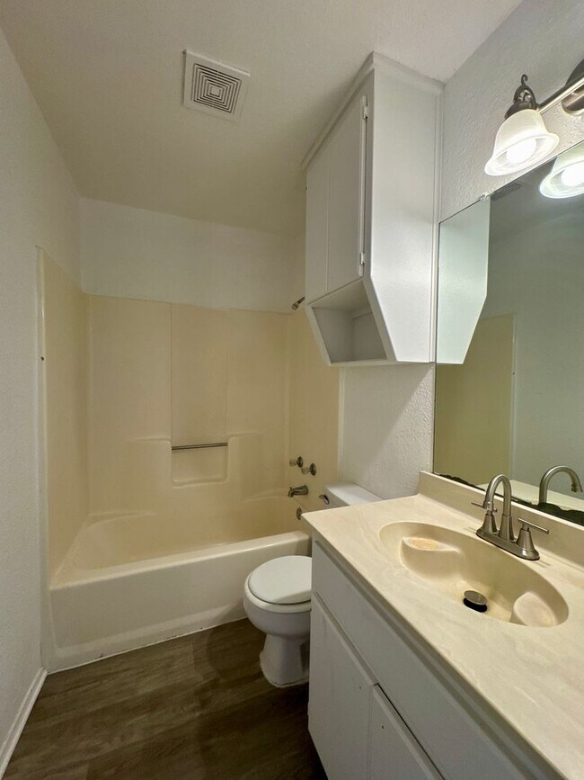 Building Photo - Townhome