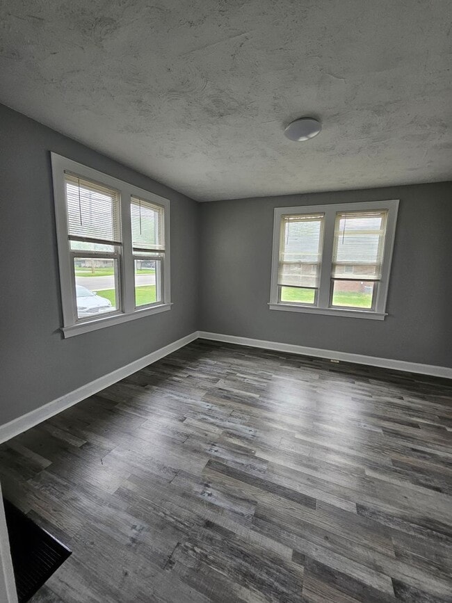 Building Photo - Large 3 bed house with basement