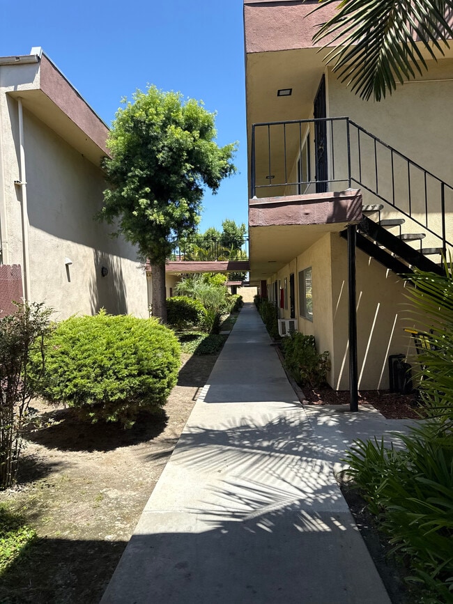 Outside Area - 4700 Clair del Ave