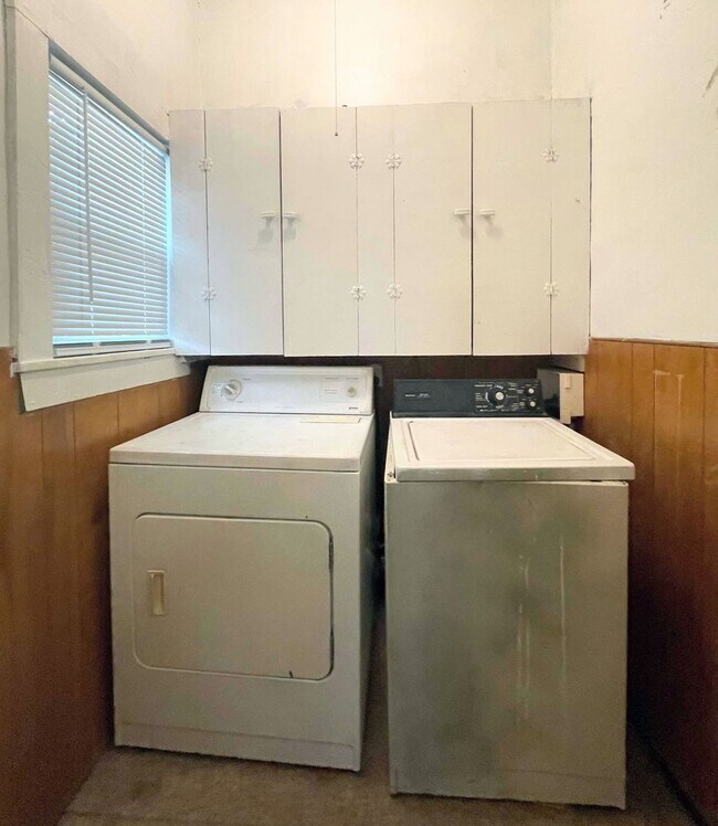 Building Photo - 121 W 7th Ave