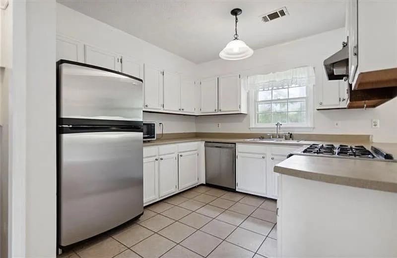 Building Photo - Room in House on Brooks Dr