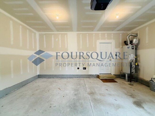 Building Photo - End-Unit Townhome with Fenced Yard, Washer/Dryer included & 2-Car Garage – Comfortable & Convenie...
