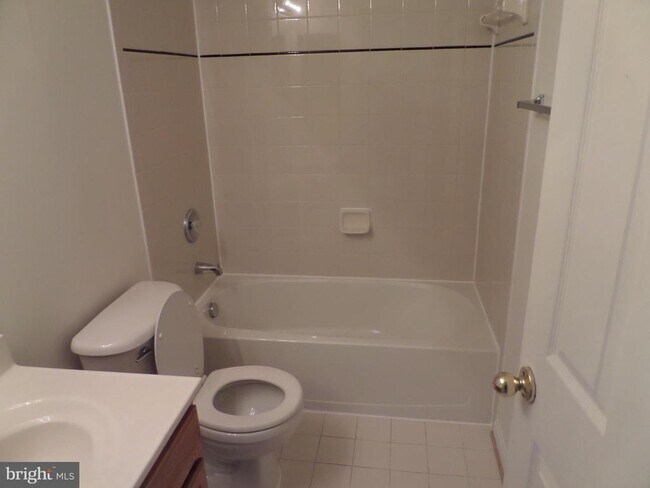 Building Photo - 836 Linfield Terrace NE