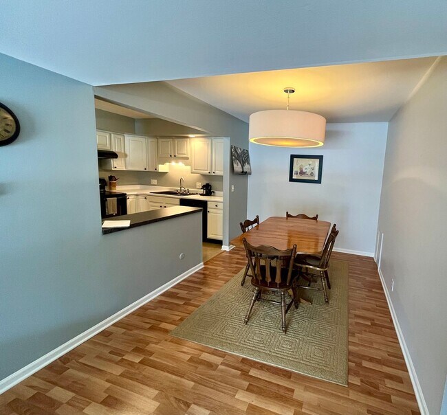 Building Photo - 3622 Lakeshore Dr