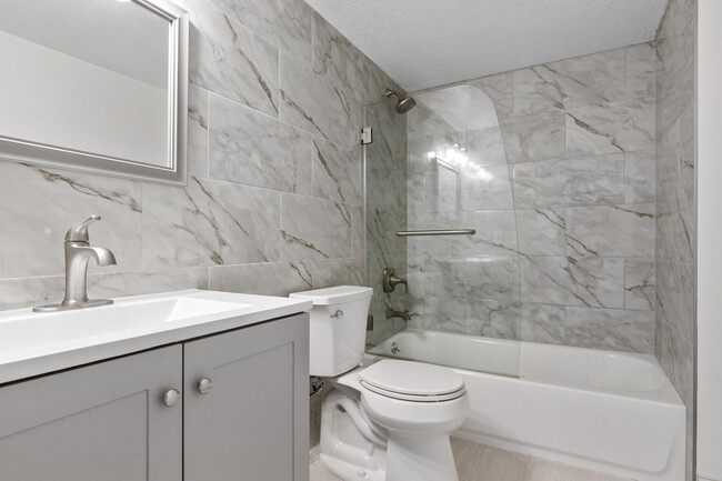 Building Photo - 810 Villa Cir