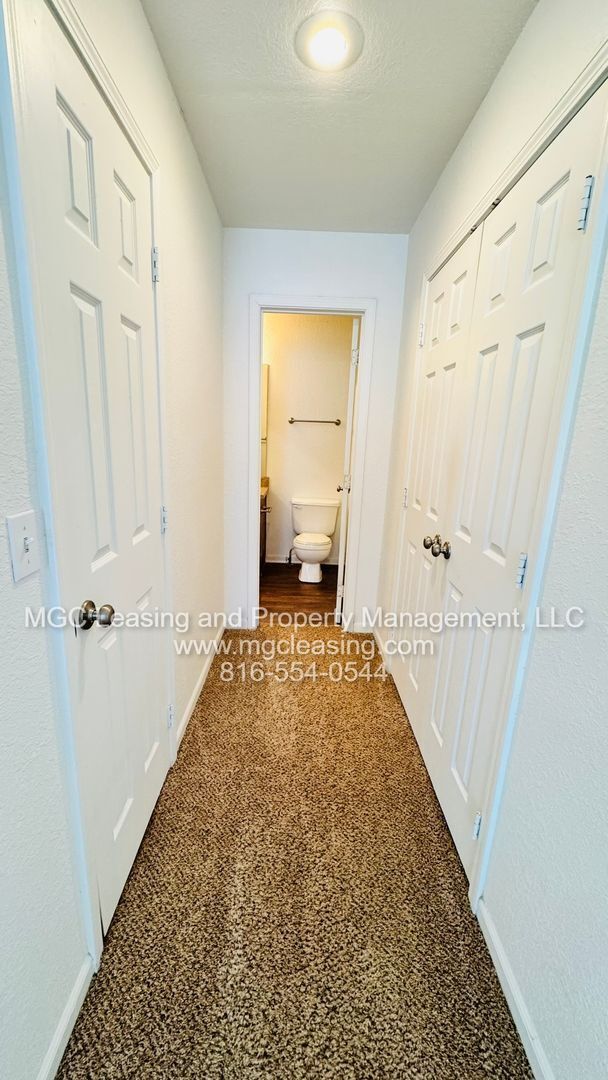 Building Photo - 3 bedroom Duplex with unique floor plan in...