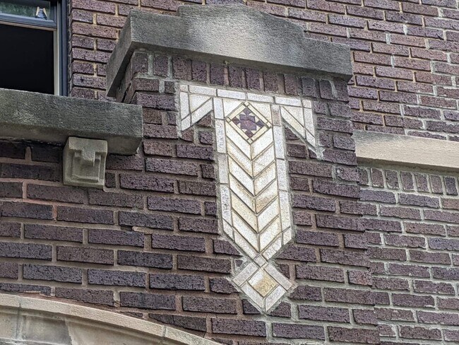 Building Photo - 595 E Broad St