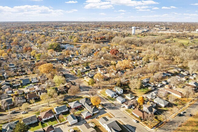 Building Photo - Updated 4-Bedroom 1.5-Bathroom Home in Minneapolis