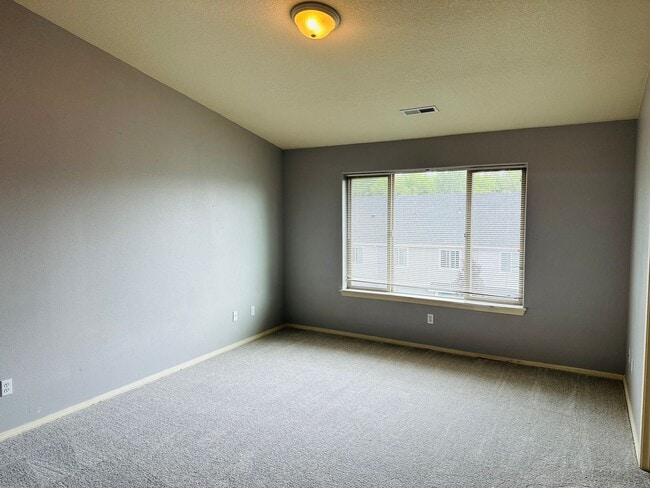 Building Photo - Charming and Updated Townhome in Convenien...