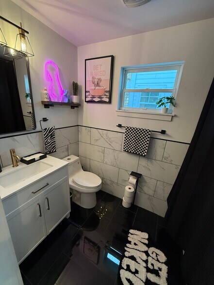 Front bathroom - 1741 Jourdan Ave