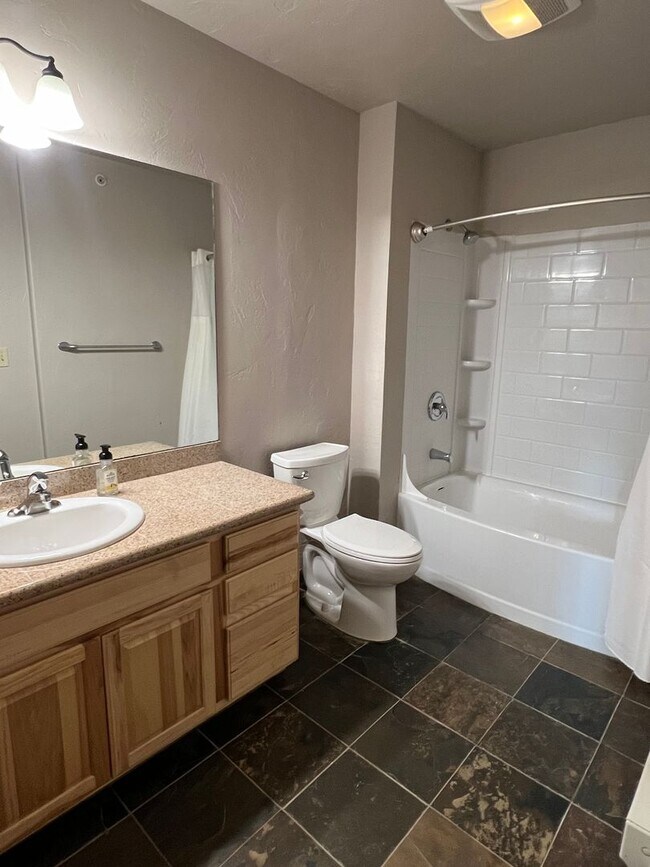 Building Photo - 3 Bed 2.5 Bath Steps from Town Center