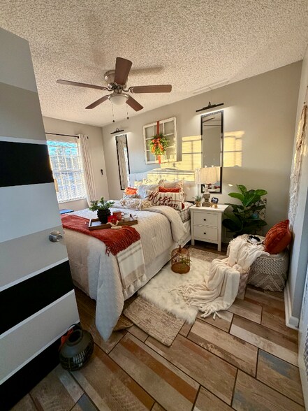 Building Photo - 704 W 13th St