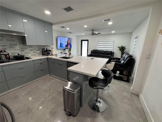 Building Photo - 879 E 28th St