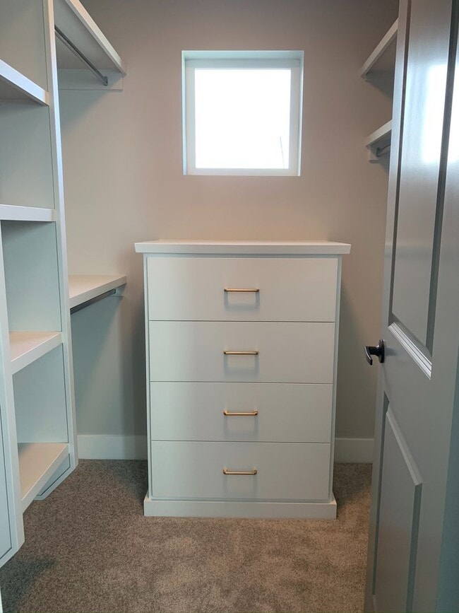 Building Photo - Spectacular newer 3 bed 2.5 bath custom ho...