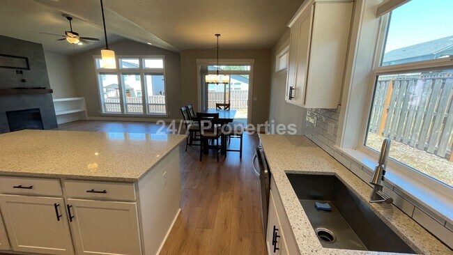 Building Photo - Modern 3 BD | 2 BA Home w/ Bonus Room - Es...