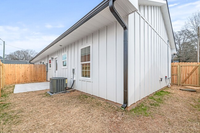 Building Photo - Beautiful Two Bedroom Duplex in Gastonia!