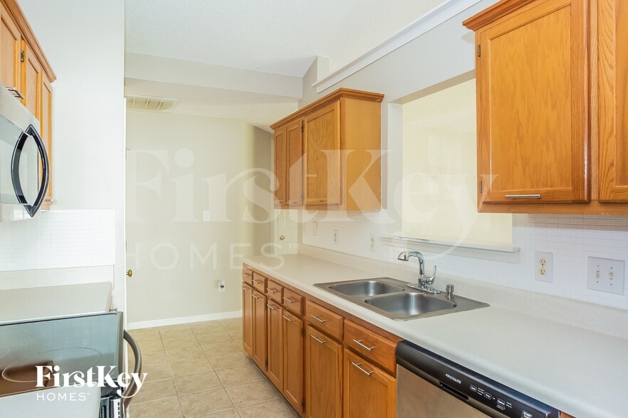 Building Photo - 6115 Country Walk Dr