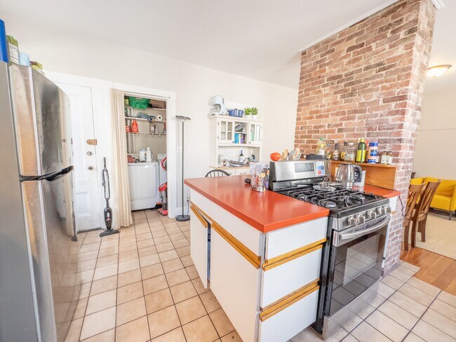 Building Photo - 589 Franklin St