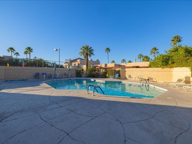 Building Photo - 3 Bedroom, 2.5 Bath