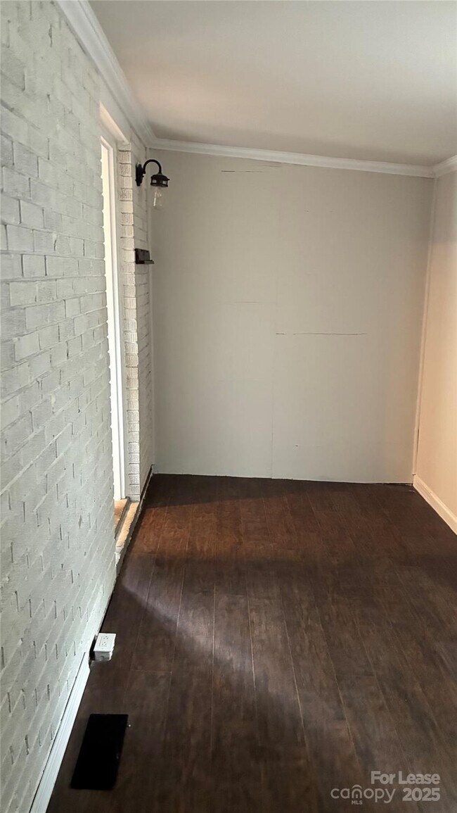 Building Photo - 1836 Finchley Dr