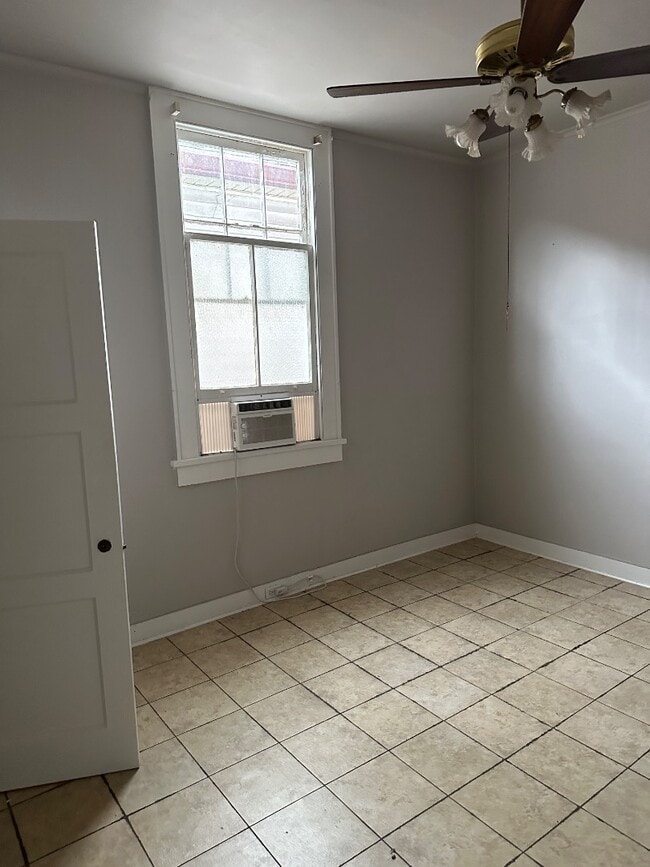 Building Photo - 922 N Roman St