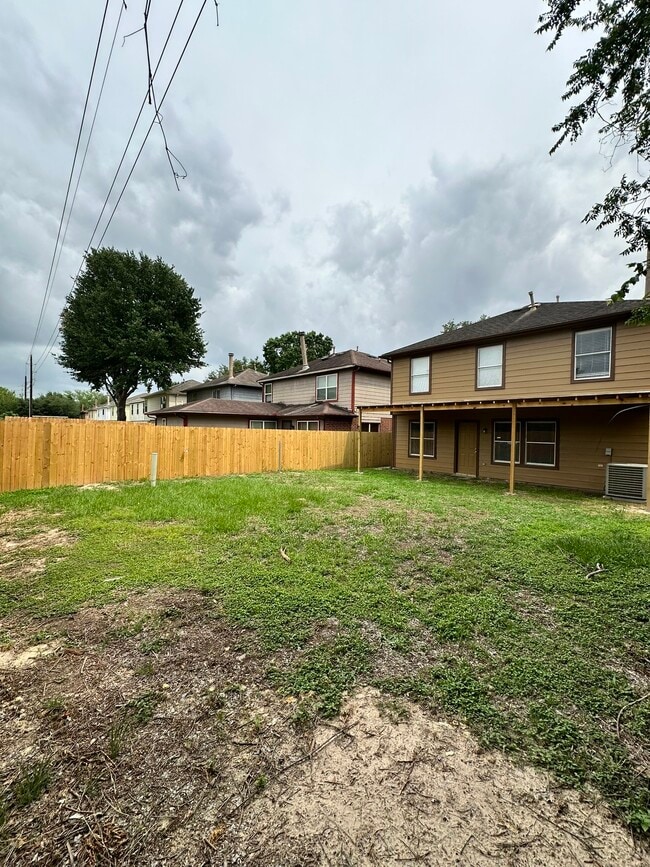 Building Photo - 6910 Bayou Crest Dr