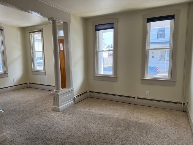 Building Photo - Spacious 3 bedroom 1 Bathroom Home in Manh...