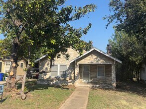 Building Photo - Large Bedroom Waco Home