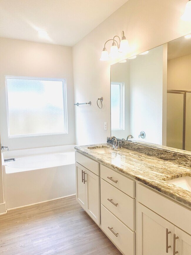 Building Photo - Stunning 4-Bed, 3-Bath Beauty, 2,117 sq. ft. of Pure Comfort and Style!