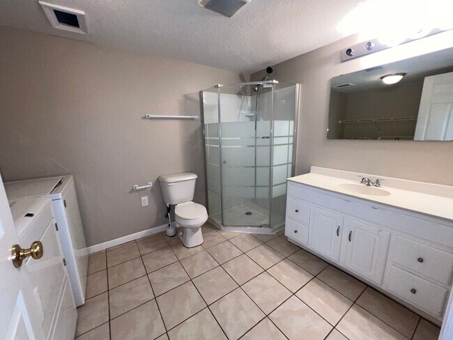 Building Photo - Spacious 3-bed, 2-bath Single Family Home!