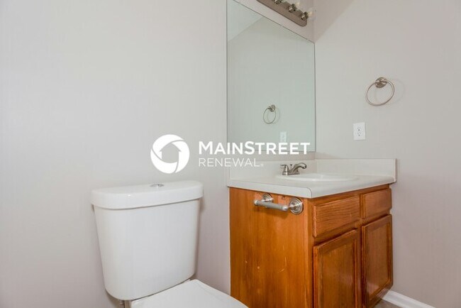 Building Photo - 4 Bedroom Pet-Friendly Home in Charlotte, NC with Main Street Renewal