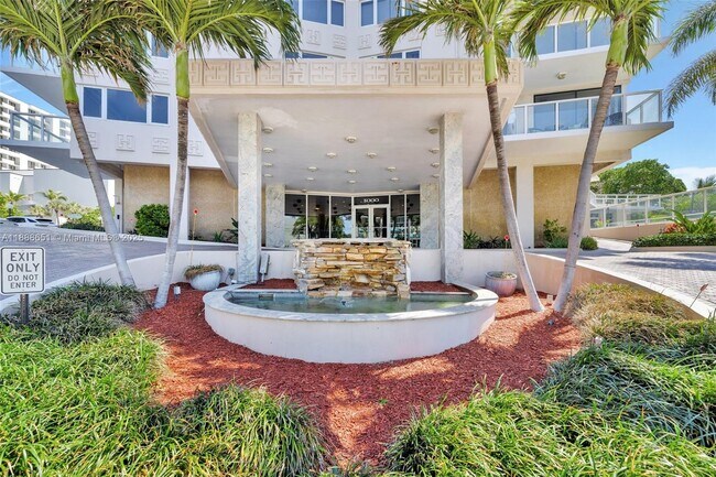 Building Photo - 3000 Holiday Dr