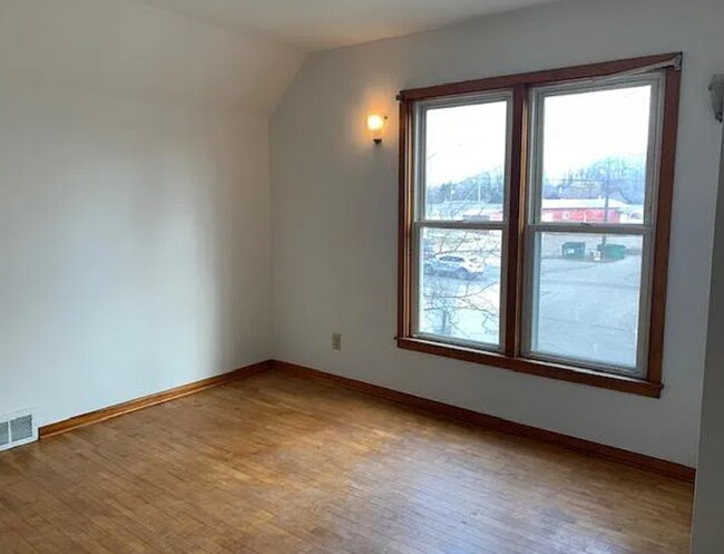 Building Photo - VIDEOTOUR: Remarkable 4-bedroom Home! PETS WELCOME