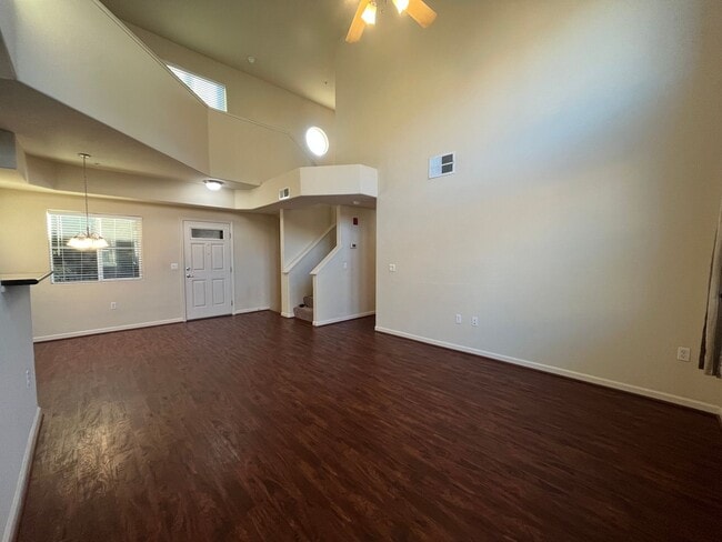 Building Photo - Spacious 2 bed 2 bath condo available in N...