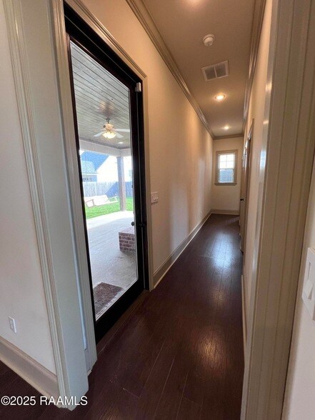 Building Photo - 100 Birchview Dr