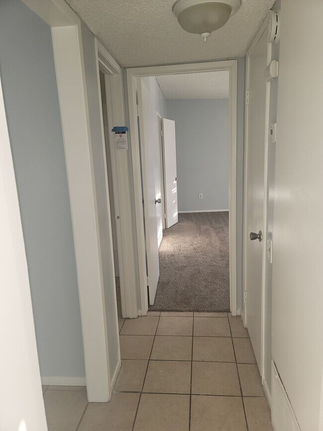 Building Photo - SW-2 bedroom- 1.5bath with 2 car garage Condo