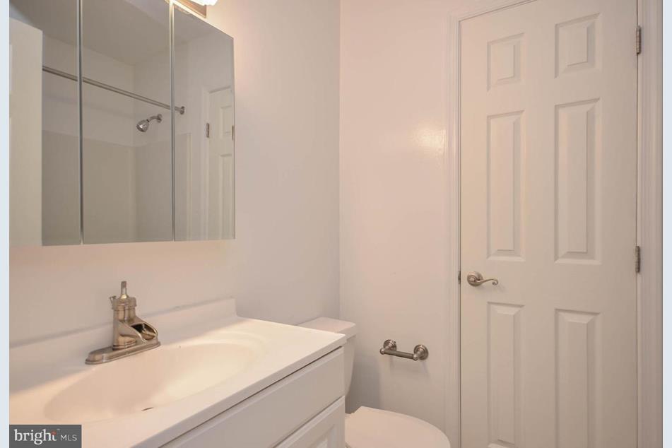 Building Photo - 18300 Streamside Dr